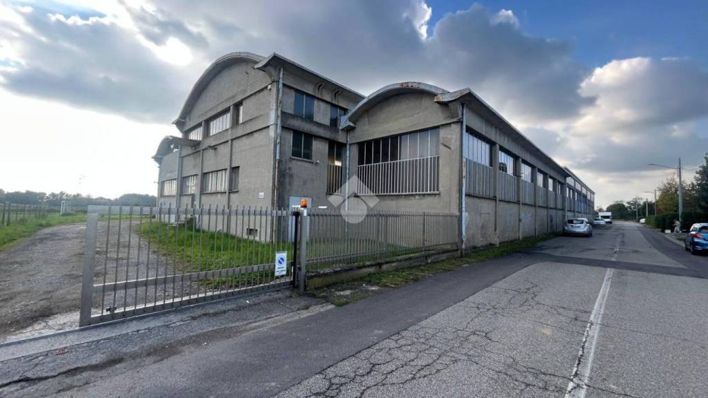 locale commerciale in vendita a Samarate