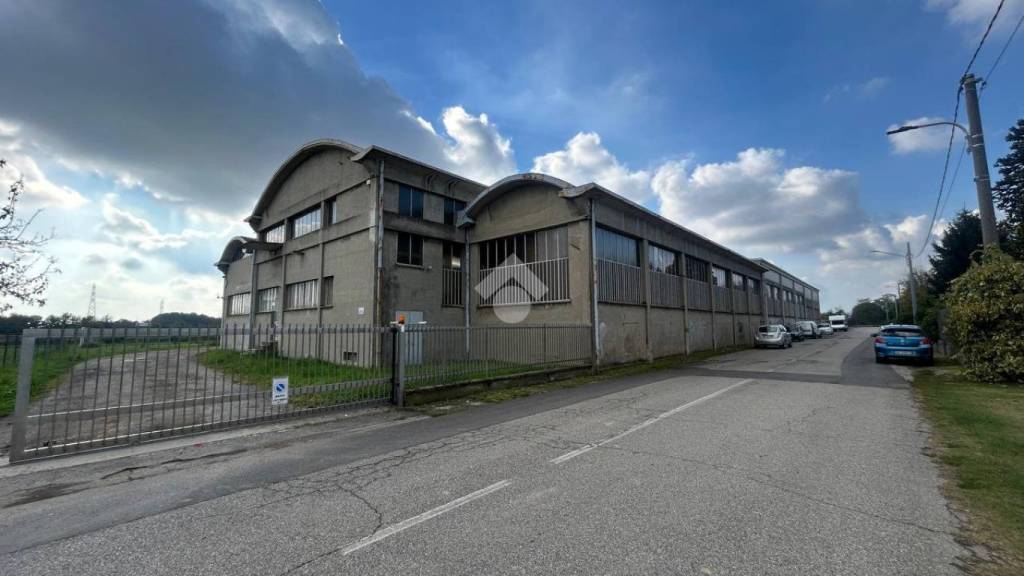 locale commerciale in vendita a Samarate