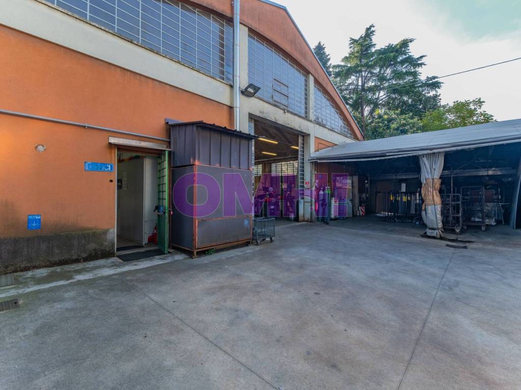 locale commerciale in vendita a Samarate