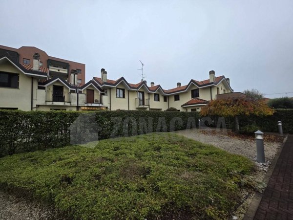 appartamento in vendita a Samarate in zona Verghera