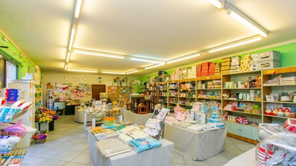 locale commerciale in vendita a Samarate in zona Verghera