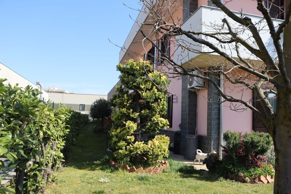 casa indipendente in vendita a Samarate