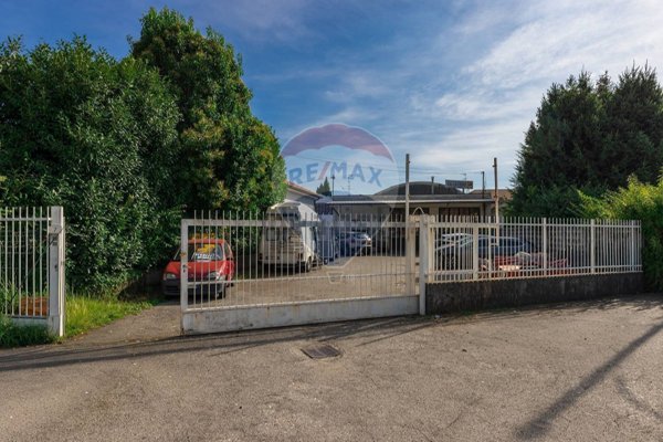 capannone in vendita a Samarate