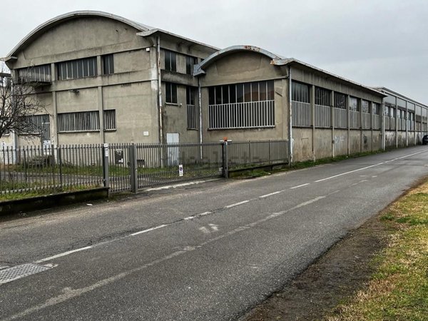 capannone in vendita a Samarate in zona San Macario