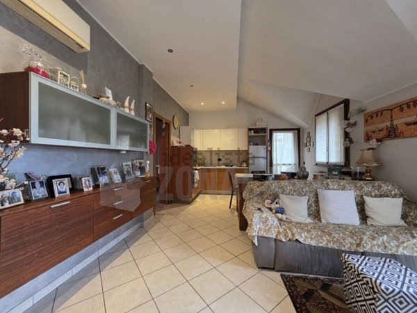 appartamento in vendita a Samarate in zona Verghera