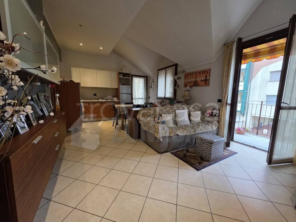 appartamento in vendita a Samarate in zona Verghera