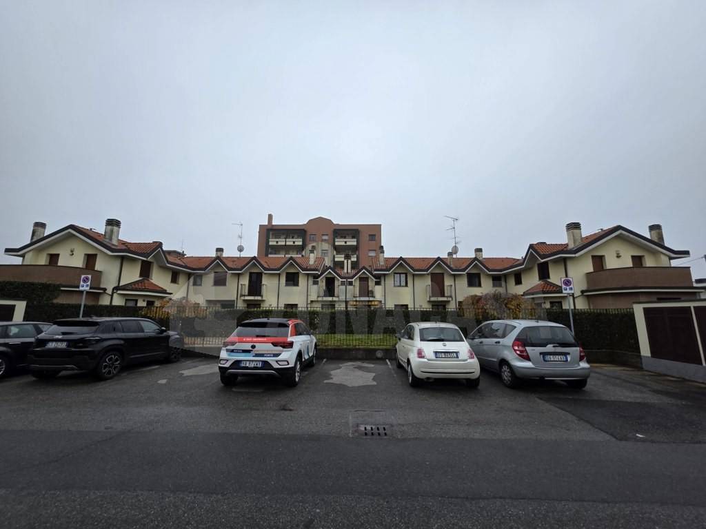 appartamento in vendita a Samarate in zona Verghera