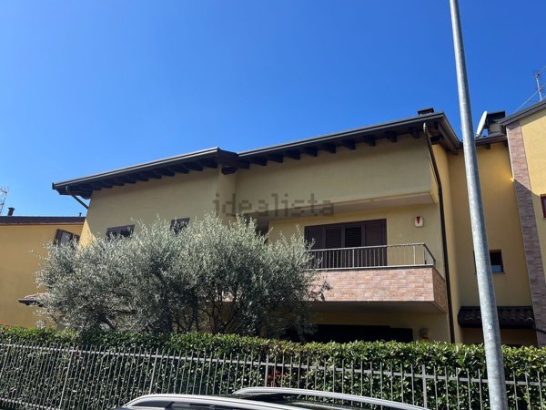 appartamento in vendita a Samarate in zona Verghera