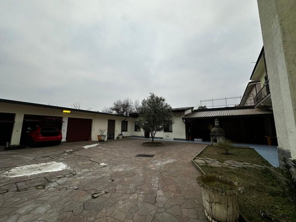 casa indipendente in vendita a Samarate