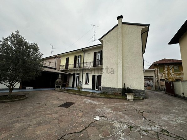 casa indipendente in vendita a Samarate