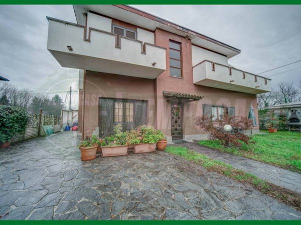 casa indipendente in vendita a Samarate