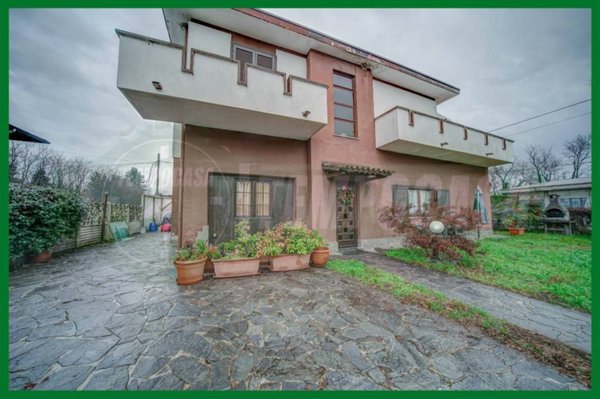 casa indipendente in vendita a Samarate