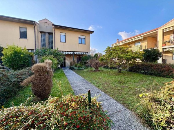 casa indipendente in vendita a Samarate in zona Cascina Elisa