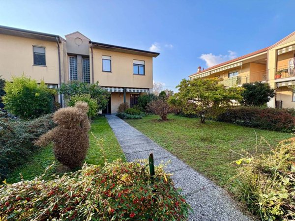 casa indipendente in vendita a Samarate in zona Cascina Elisa