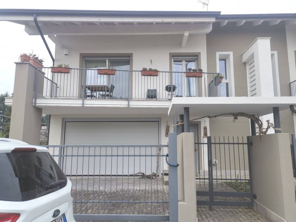 casa indipendente in vendita a Samarate