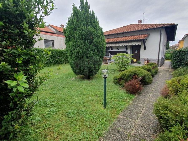casa indipendente in vendita a Samarate in zona Verghera