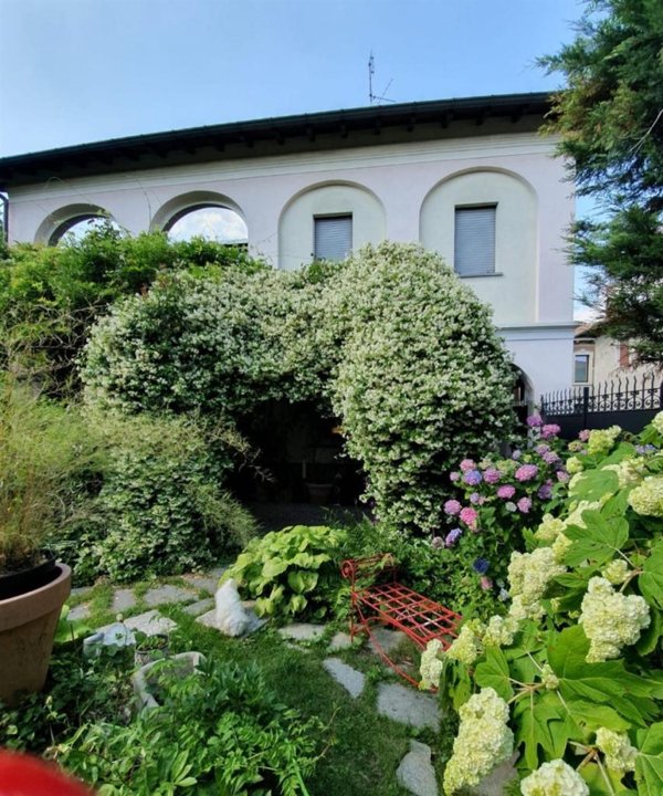 casa indipendente in vendita a Samarate