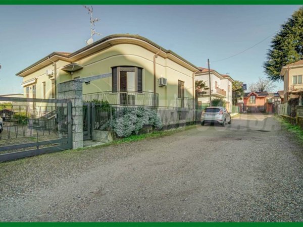 casa indipendente in vendita a Samarate