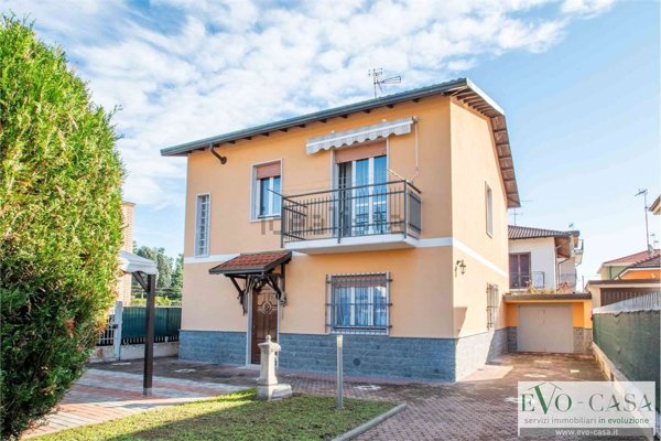 casa indipendente in vendita a Samarate