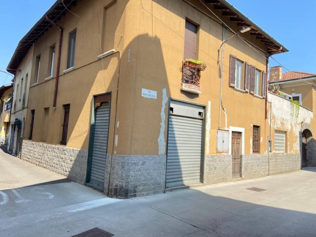 negozio in vendita a Samarate in zona Verghera