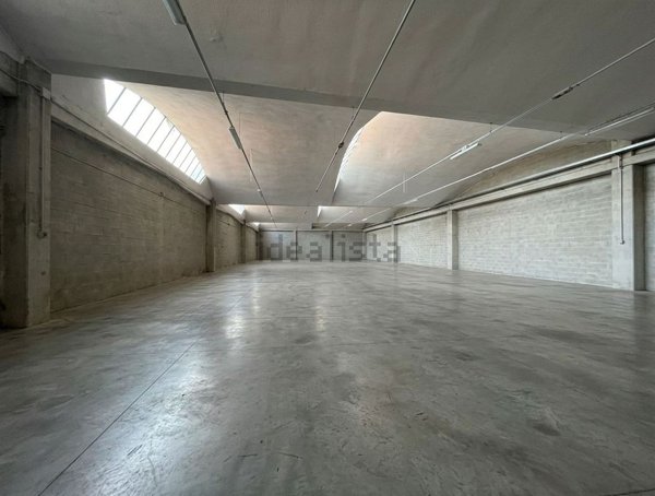 capannone in vendita a Samarate in zona San Macario