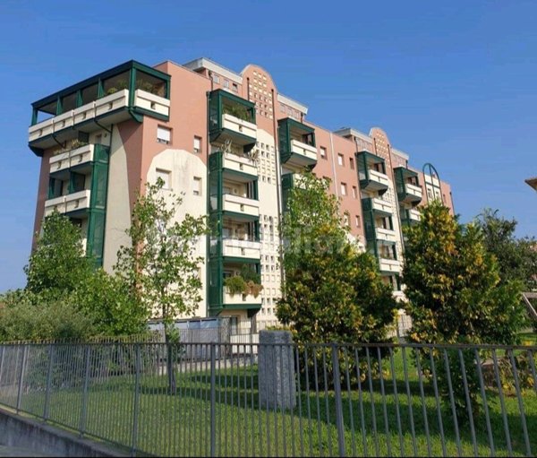 appartamento in vendita a Samarate in zona Verghera