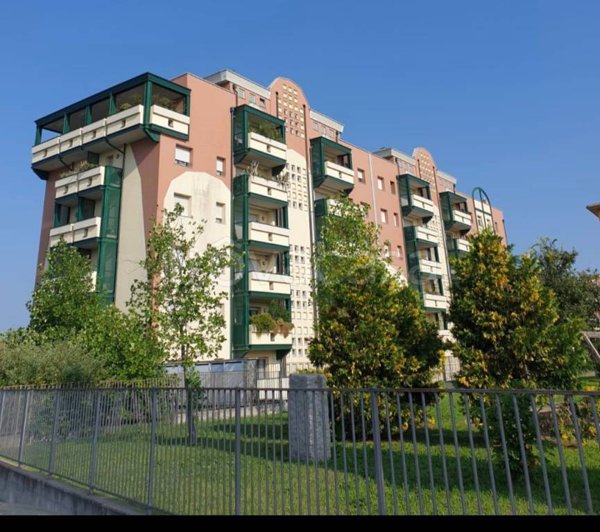 appartamento in vendita a Samarate in zona Verghera