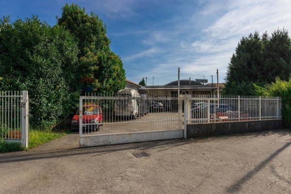 locale commerciale in vendita a Samarate