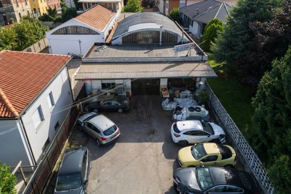 locale commerciale in vendita a Samarate