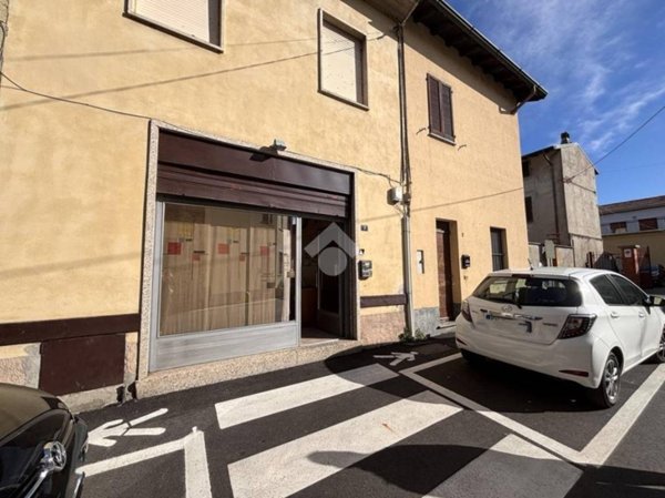 locale commerciale in vendita a Samarate in zona San Macario
