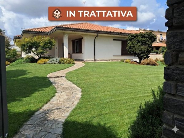 casa indipendente in vendita a Samarate in zona Verghera