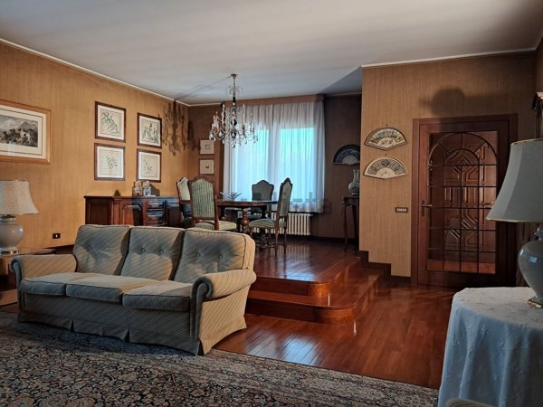 casa indipendente in vendita a Samarate in zona Verghera