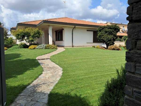 villa in vendita a Samarate in zona Verghera