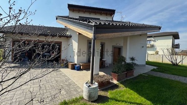 casa indipendente in vendita a Samarate