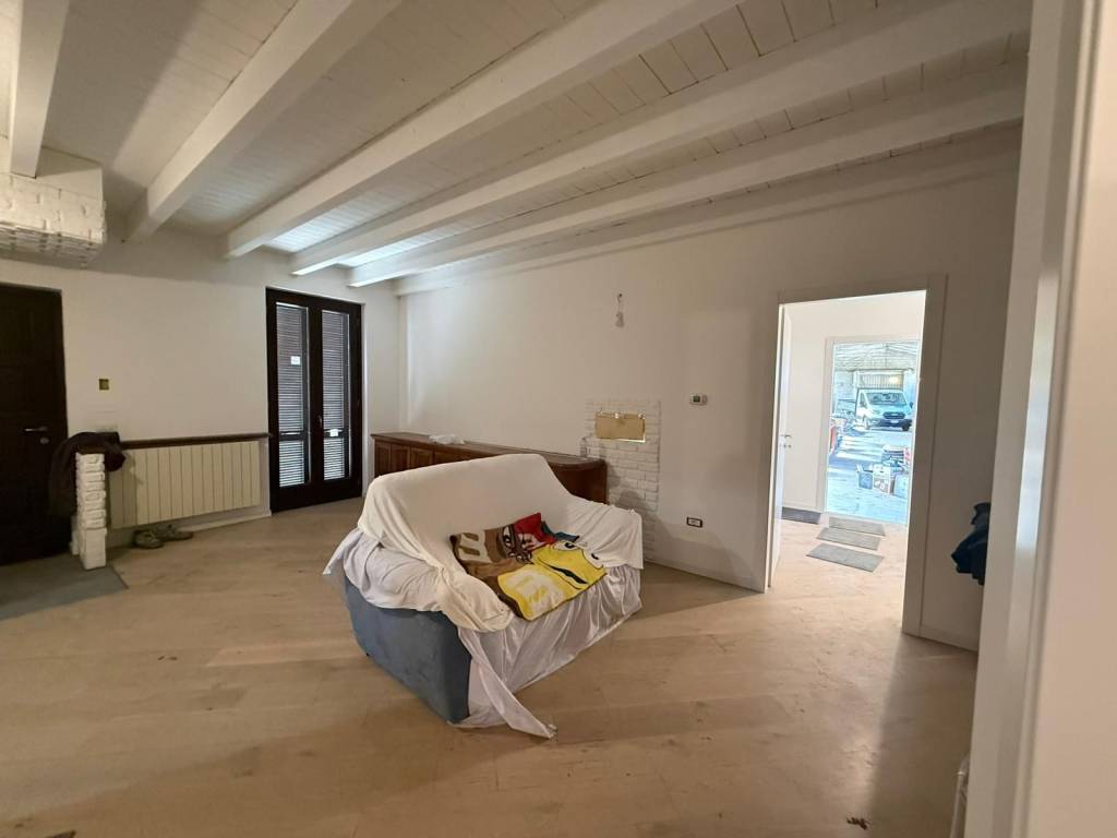 locale commerciale in vendita a Samarate