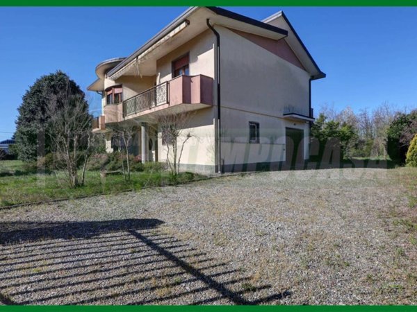 casa indipendente in vendita a Samarate