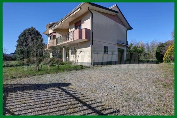 casa indipendente in vendita a Samarate