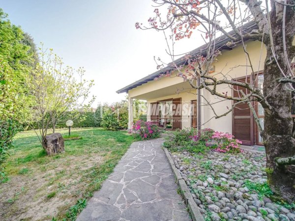 casa indipendente in vendita a Samarate