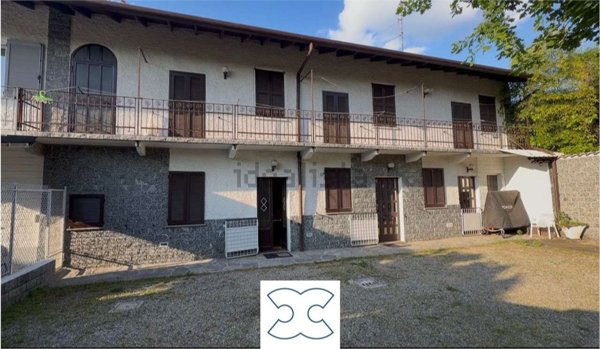 casa indipendente in vendita a Samarate in zona Verghera