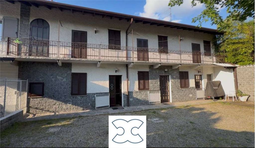 casa indipendente in vendita a Samarate in zona Verghera
