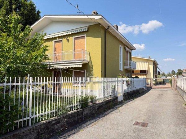 casa indipendente in vendita a Samarate