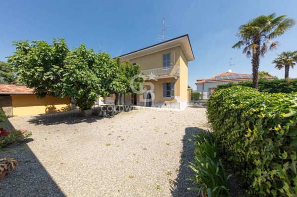 casa indipendente in vendita a Samarate in zona Verghera
