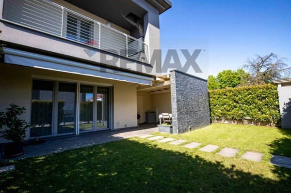 casa indipendente in vendita a Samarate in zona Verghera