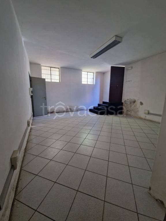 locale commerciale in vendita a Samarate in zona Verghera