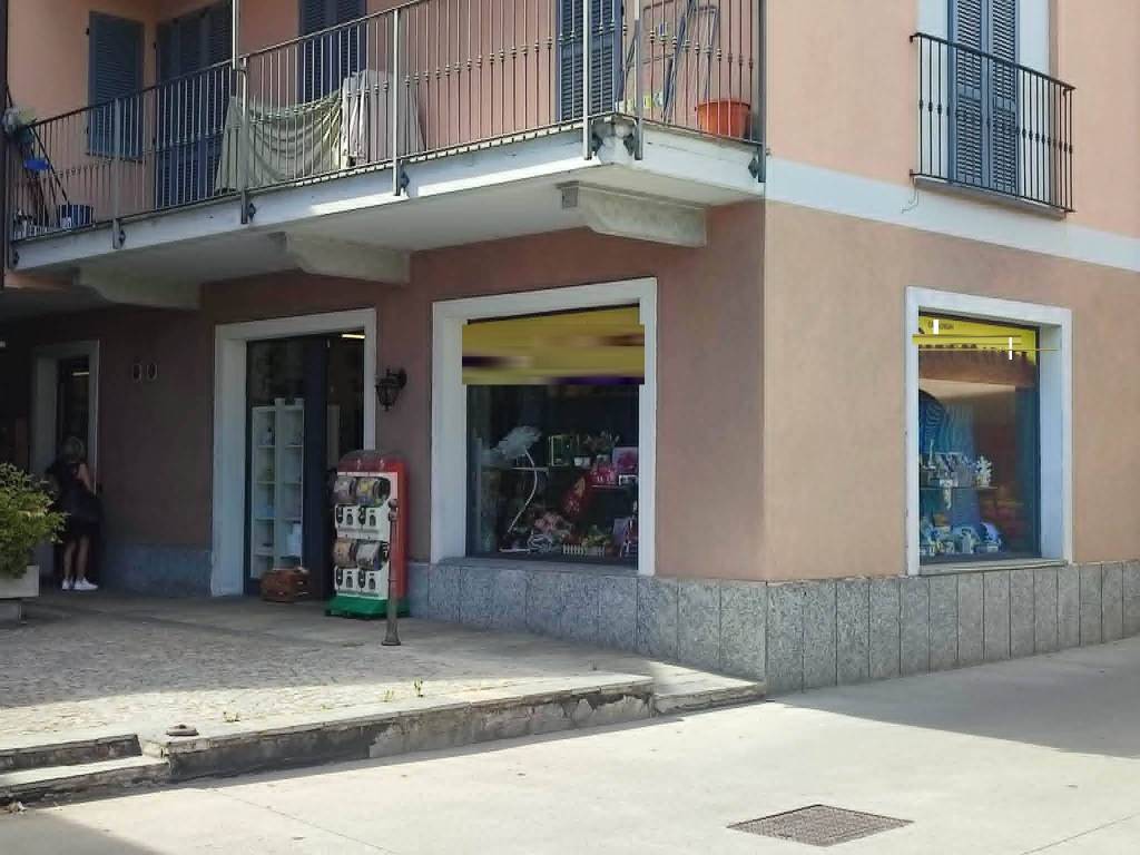 negozio in vendita a Samarate in zona Verghera