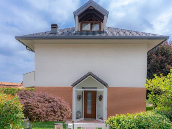 casa indipendente in vendita a Samarate