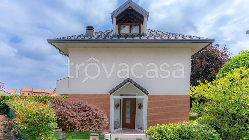 casa indipendente in vendita a Samarate in zona San Macario