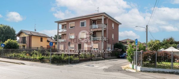 appartamento in vendita a Samarate in zona Cascina Elisa