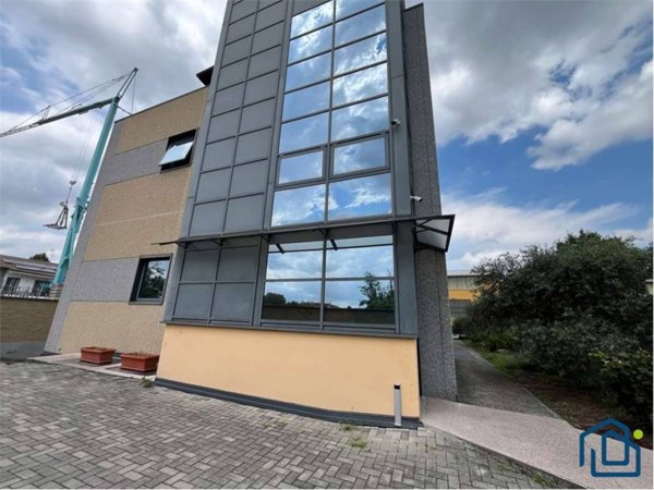 locale commerciale in vendita a Samarate