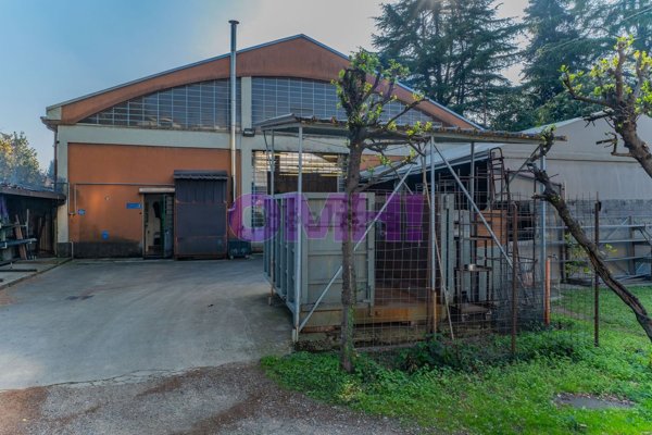 locale commerciale in vendita a Samarate in zona Verghera
